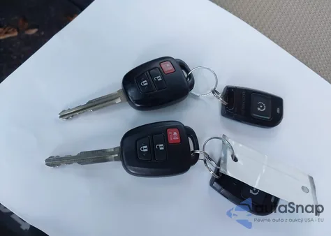 2017 Toyota Rav4 Xle из США, поврежденный, VIN 2T3RFREV2HW565730